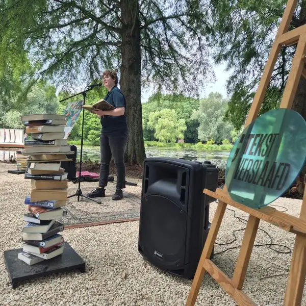 Tekstverslaafd in de tuin tijdens het Kunstweekend in de Kasteeltuinen Arcen