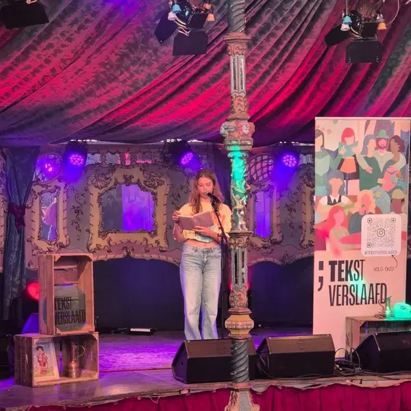 Voordracht in de spiegeltent tijdens Tekstverslaafd op het Sint Rosa Festival in Sittard